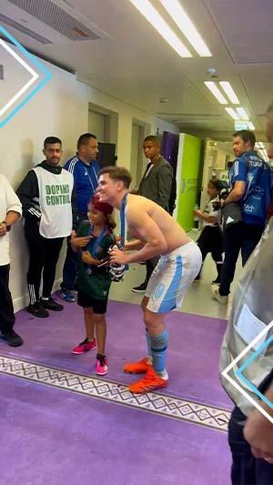 ابن مارسيلو يلتقط صورة مع ألفاريز بطل العالم